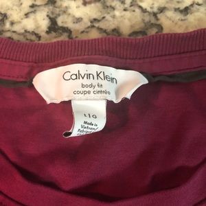 Calvin Klein mens size L maroon body fit shirt